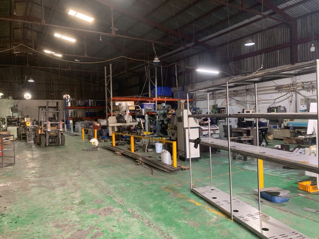 Production floor at Alugos, a DEWIN-verified Vietnamese supplier facility
