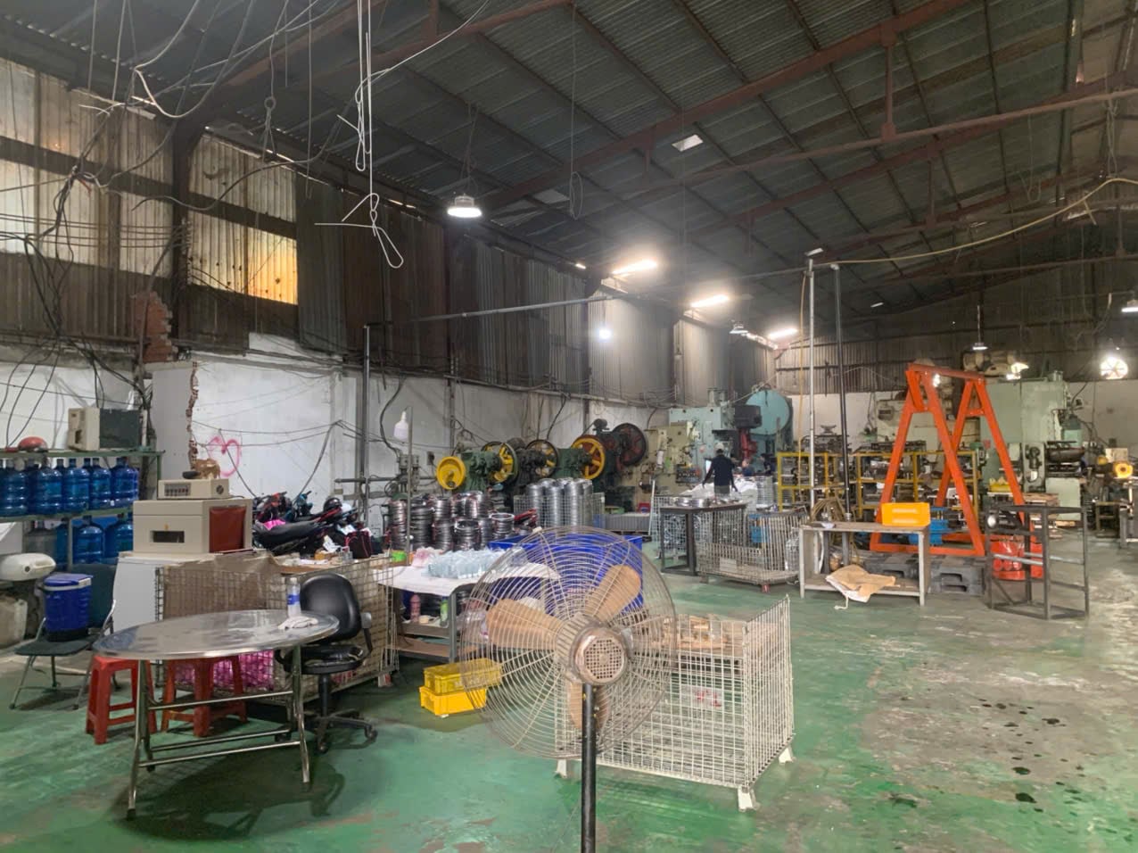 Fabrication workshop floor at a DEWIN-verified Vietnamese supplier facility