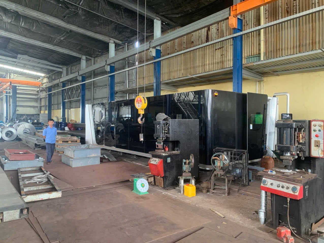 Laser cutting machine running sheet stock at An Thanh Technology, a DEWIN-verified Vietnamese supplier facility