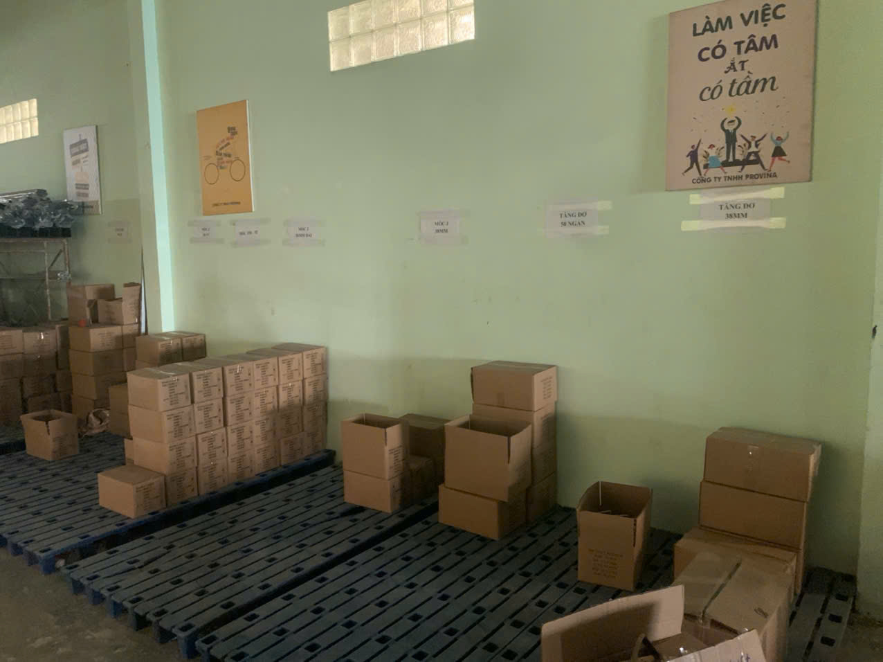 Finished-goods storage area at An Thanh Technology, a DEWIN-verified Vietnamese supplier facility