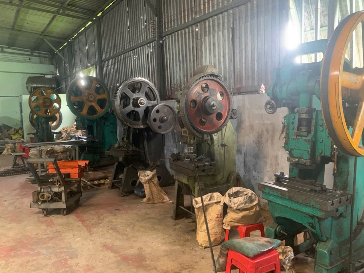Stamping press on the production floor at An Thanh Technology, a DEWIN-verified Vietnamese supplier facility
