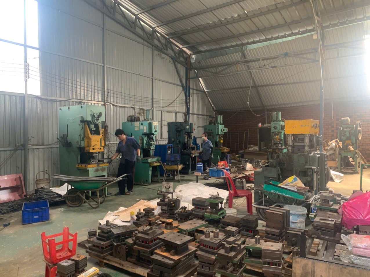 Stamping press on the production floor at Automatic Stamping Mold, a DEWIN-verified Vietnamese supplier facility