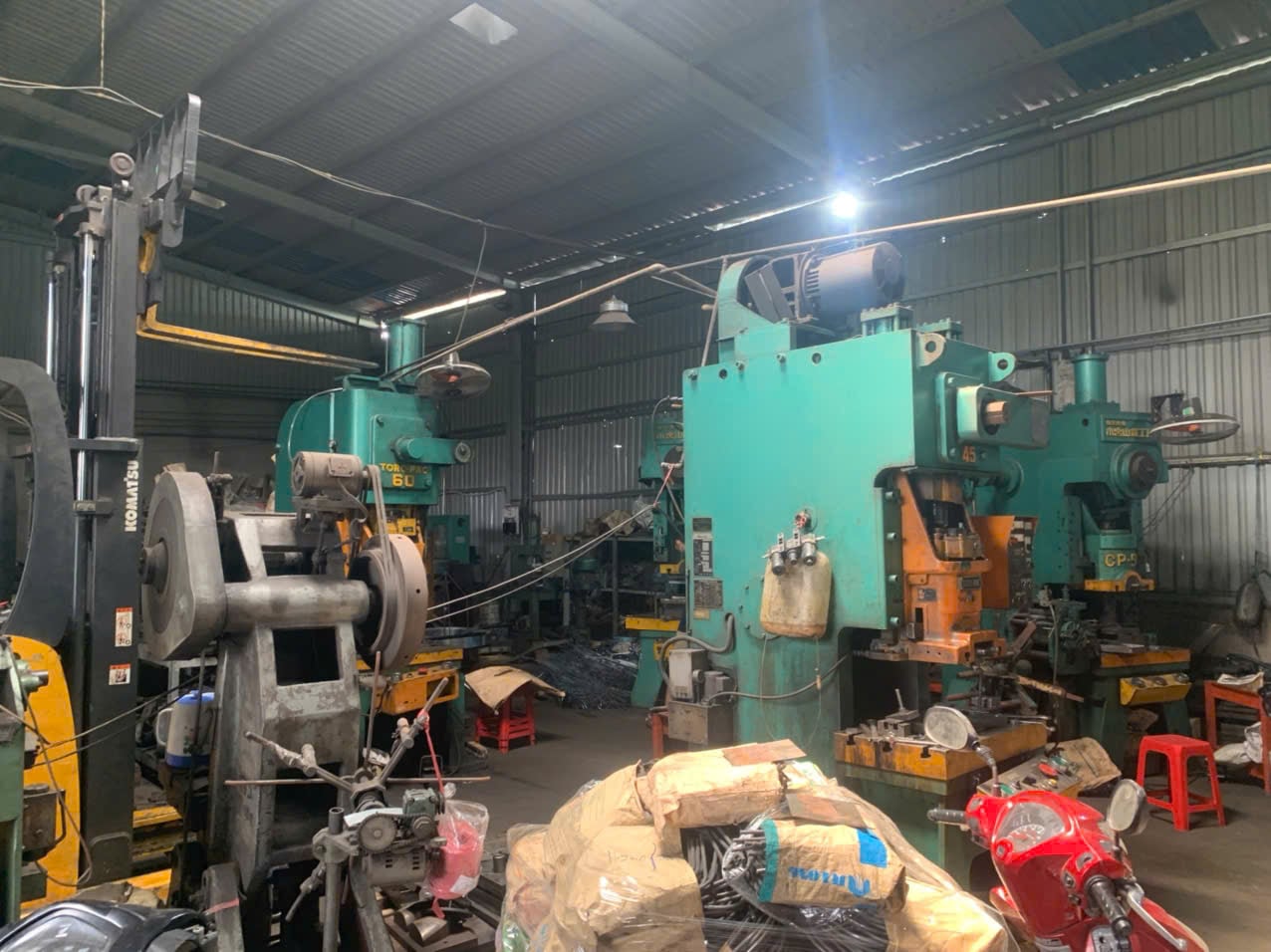 Stamping press on the production floor at Chau Hiep Phat Mold Mechanical, a DEWIN-verified Vietnamese supplier facility