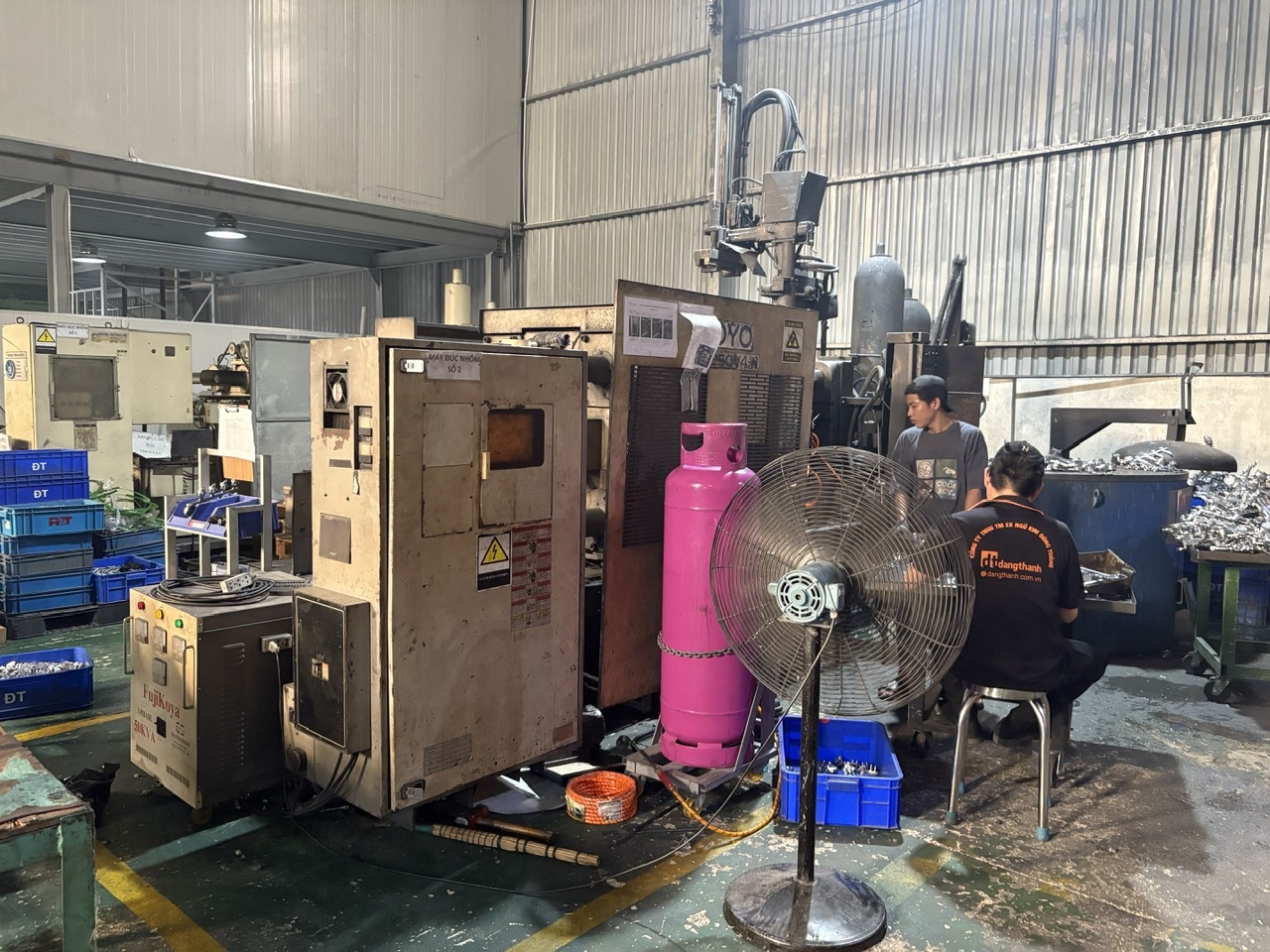 Die casting machine at Dang Thanh Hardware Trading Manufacture, a DEWIN-verified Vietnamese supplier facility