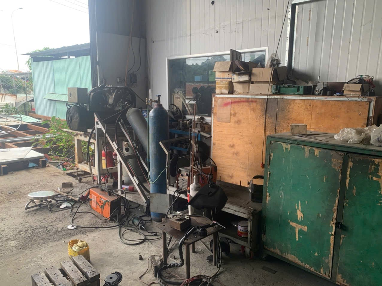 Welding fabrication line at HDP Precision Mechanical Engineering, a DEWIN-verified Vietnamese supplier facility