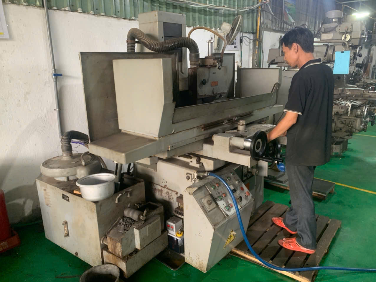 Surface grinding machine used for edge finishing at a DEWIN-verified Vietnamese supplier facility
