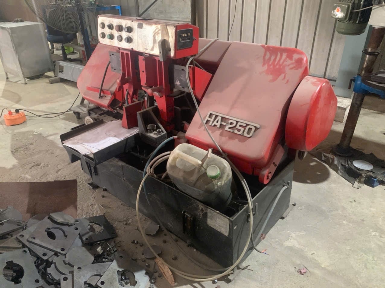 Automatic horizontal band saw cutting machine at a DEWIN-verified Vietnamese supplier facility