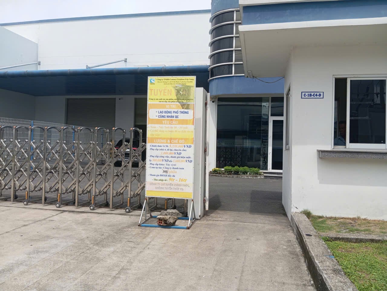 Production floor at Century Creation, a DEWIN-verified Vietnamese supplier facility