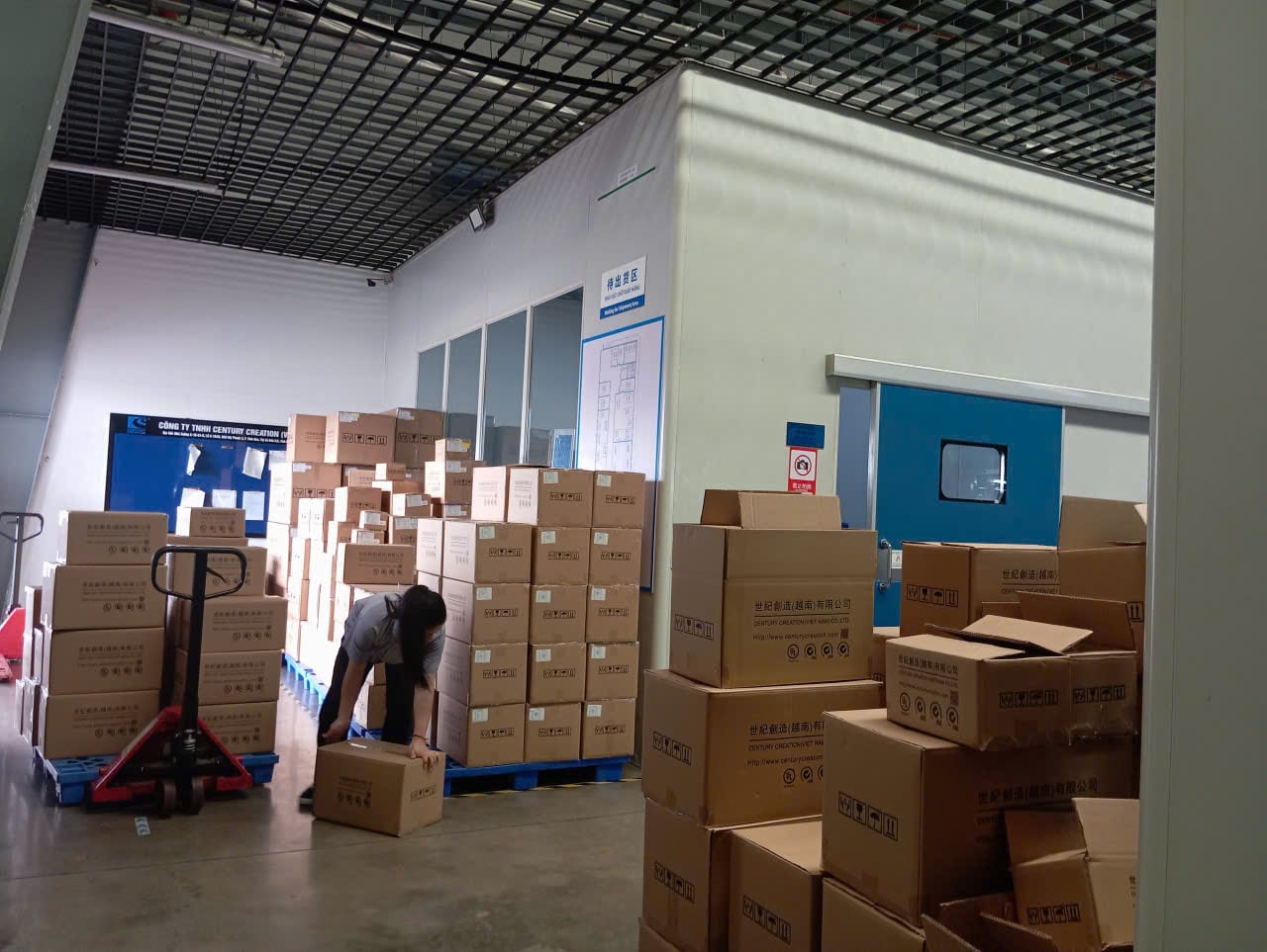 Finished-goods storage area at Century Creation, a DEWIN-verified Vietnamese supplier facility
