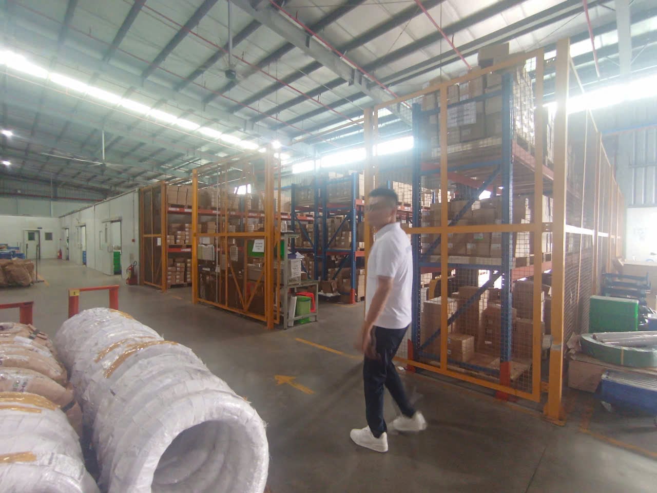 Finished-goods storage area at Essence, a DEWIN-verified Vietnamese supplier facility