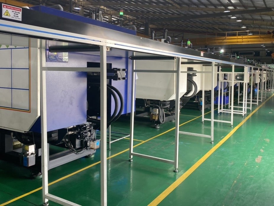 Injection moulding machine at Kahong, a DEWIN-verified Vietnamese supplier facility