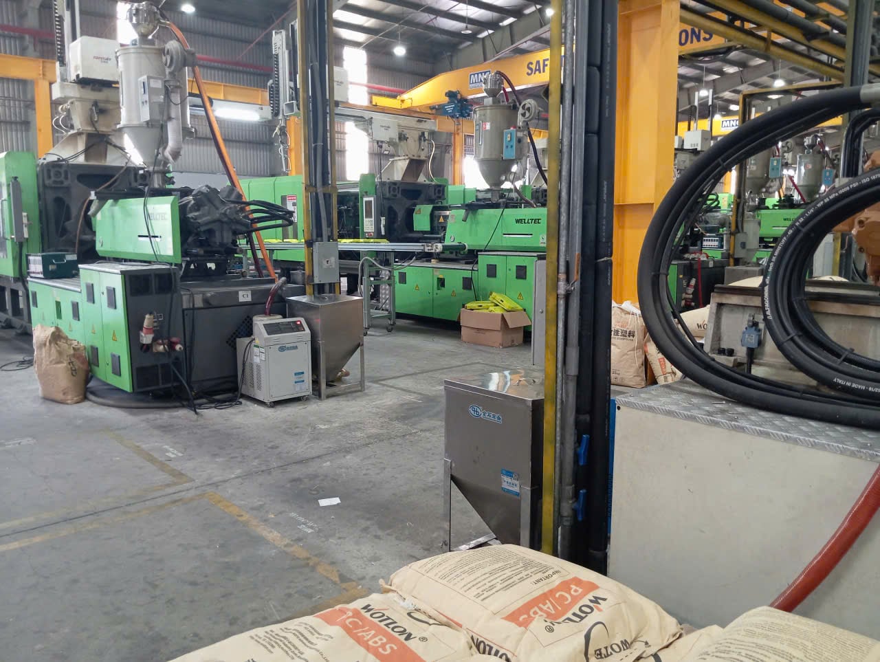 Injection moulding machine at YuenFung - Photo, a DEWIN-verified Vietnamese supplier facility