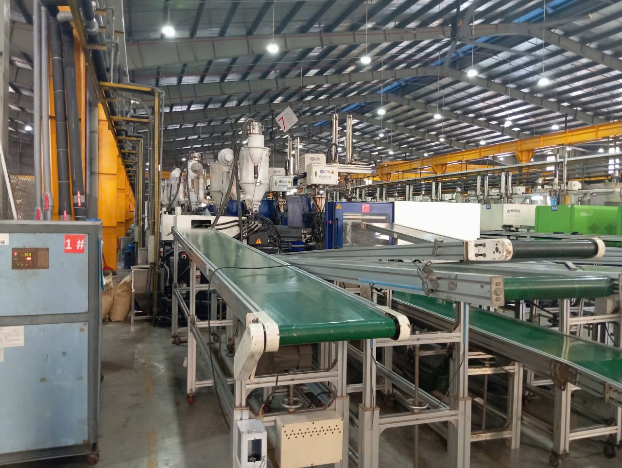 Injection moulding machine at YuenFung, a DEWIN-verified Vietnamese supplier facility