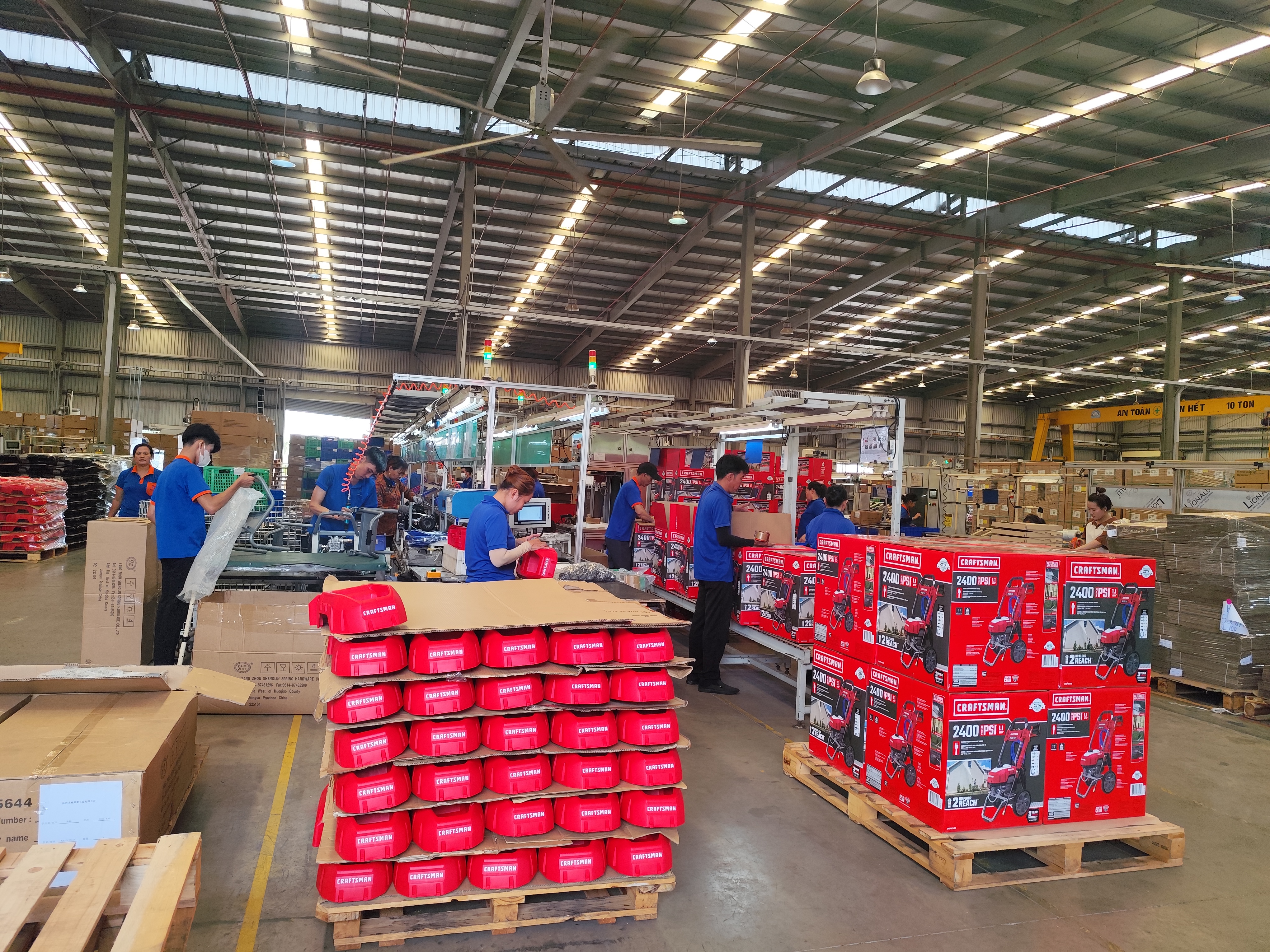Assembly line at Rongbaoyu Vietnam, a DEWIN-verified Vietnamese supplier facility
