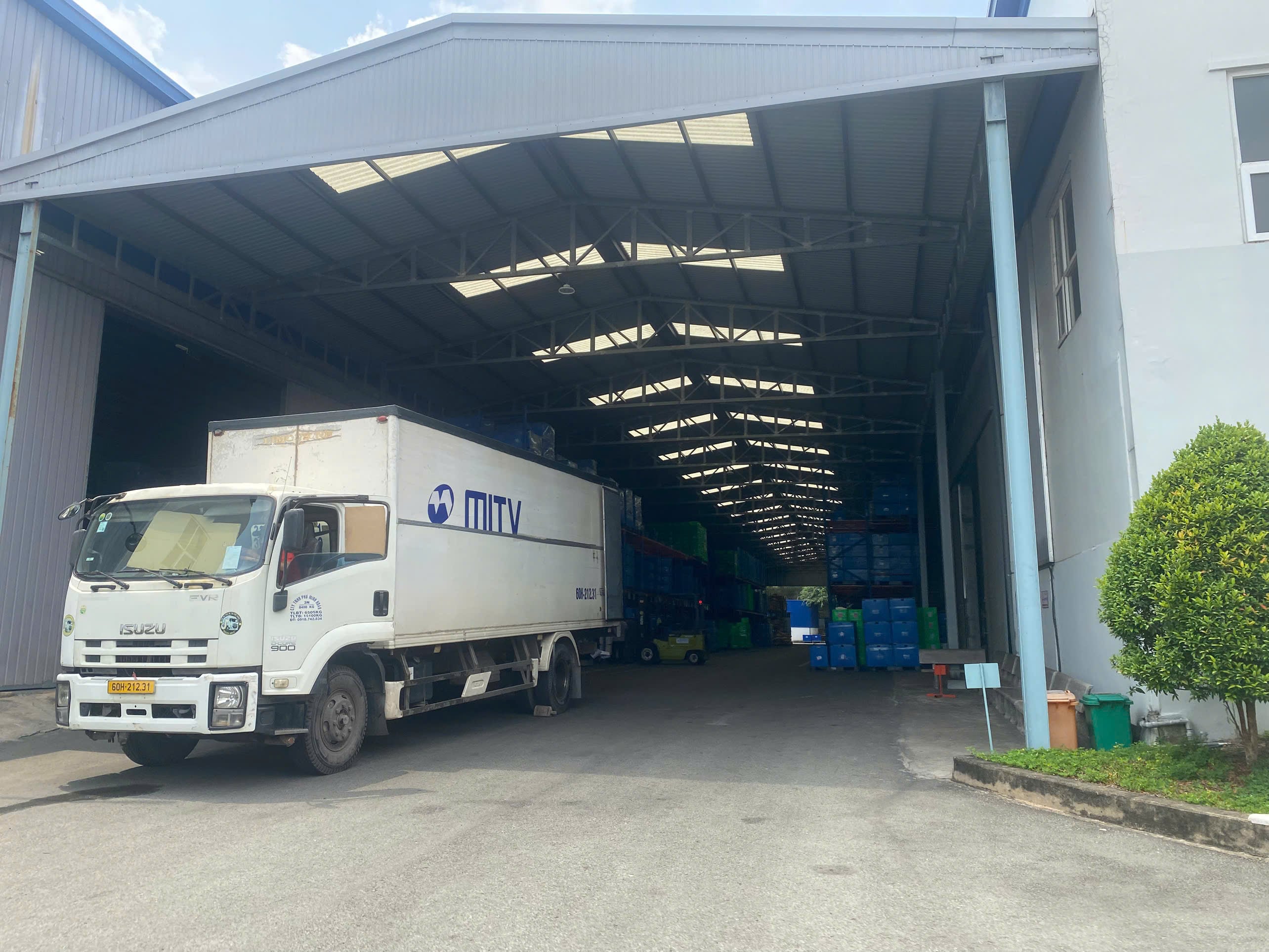Production floor at Hitech Mould, a DEWIN-verified Vietnamese supplier facility
