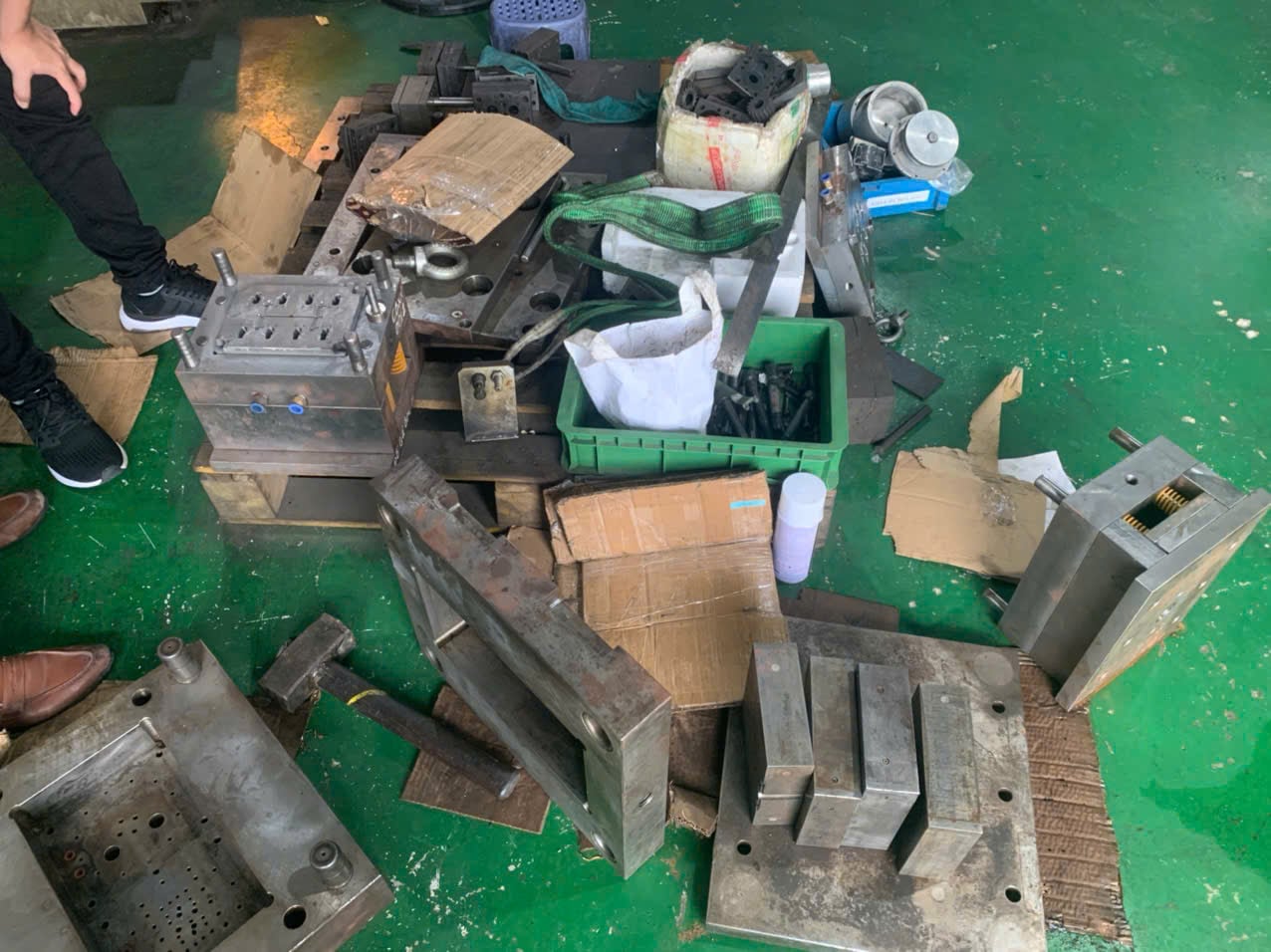 Assembly line at Lam Hong Plastic, a DEWIN-verified Vietnamese supplier facility