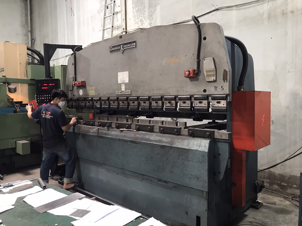Press brake forming sheet metal at Lap Phuc MECHANICAL PRODUCTION TRADING, a DEWIN-verified Vietnamese supplier facility