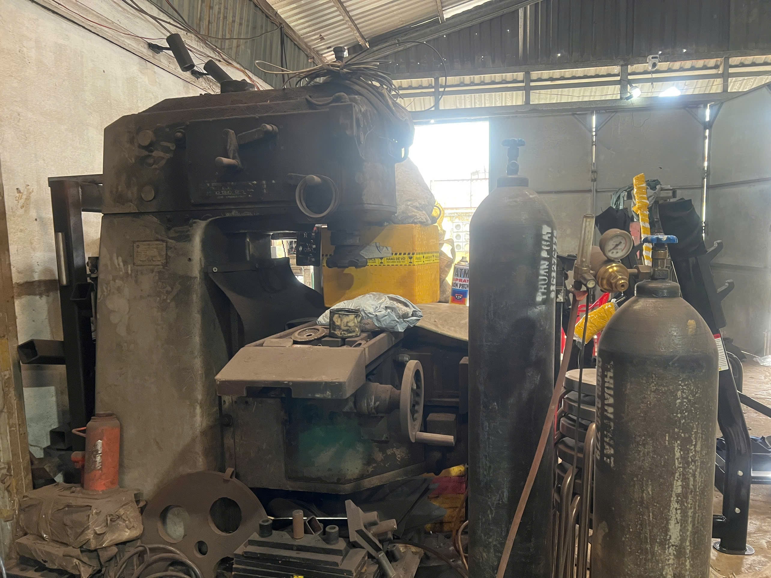 CNC milling machine cutting a part at Hoang Thinh Mechanical Production, a DEWIN-verified Vietnamese supplier facility