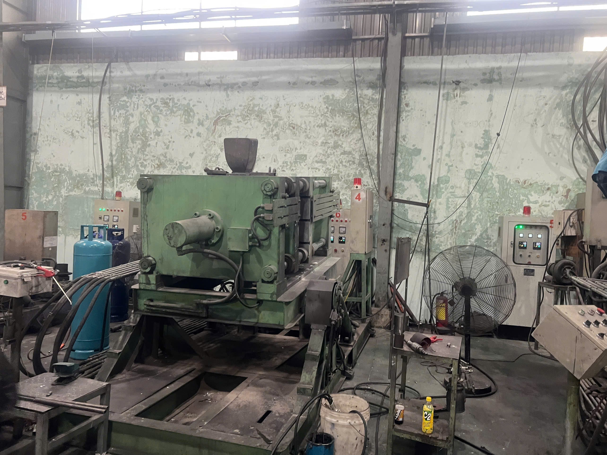 Die casting machine at Gravity Casting Pro, a DEWIN-verified Vietnamese supplier facility