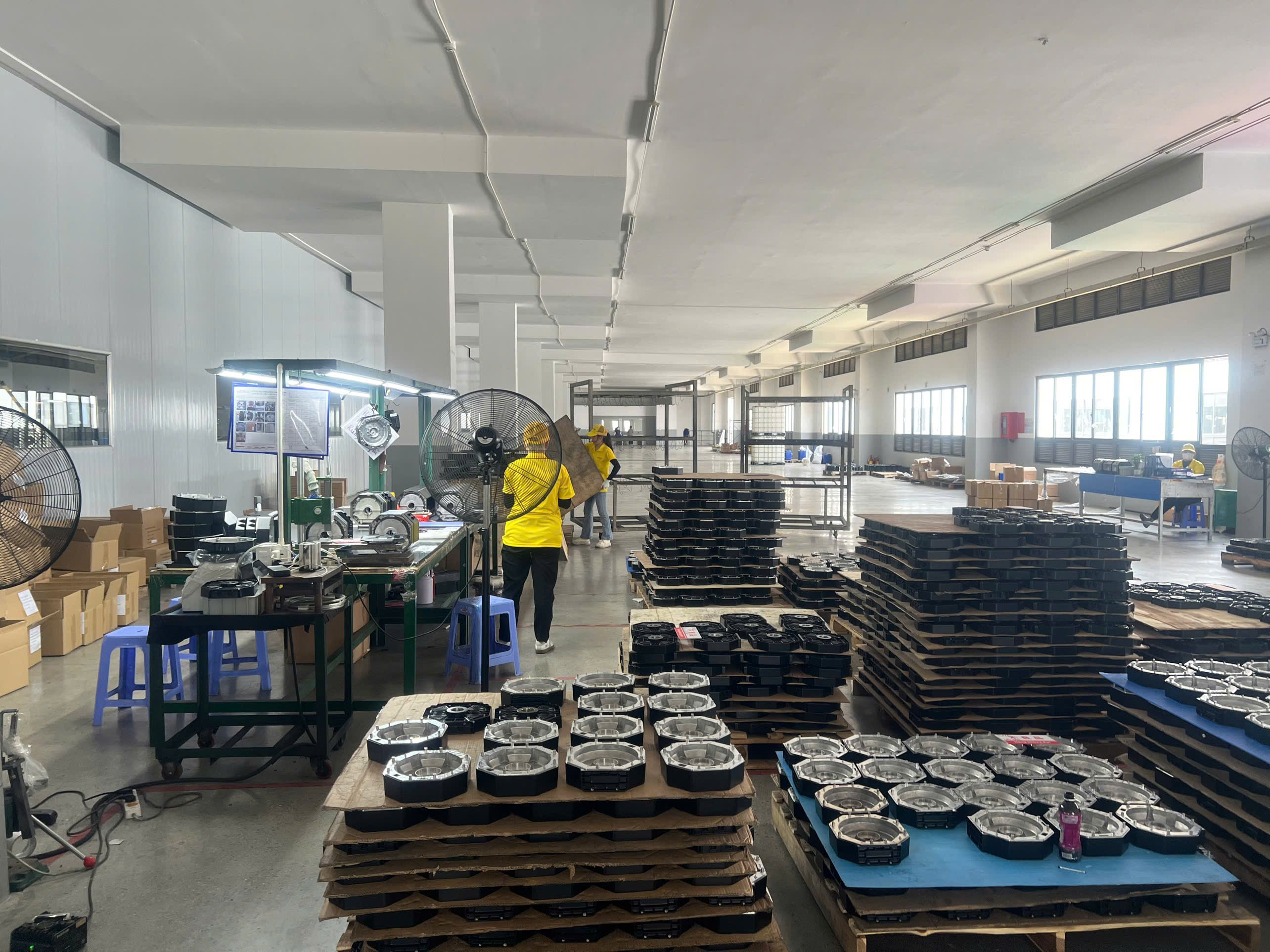 Aluminum die casting production area at a DEWIN-verified Vietnamese supplier facility